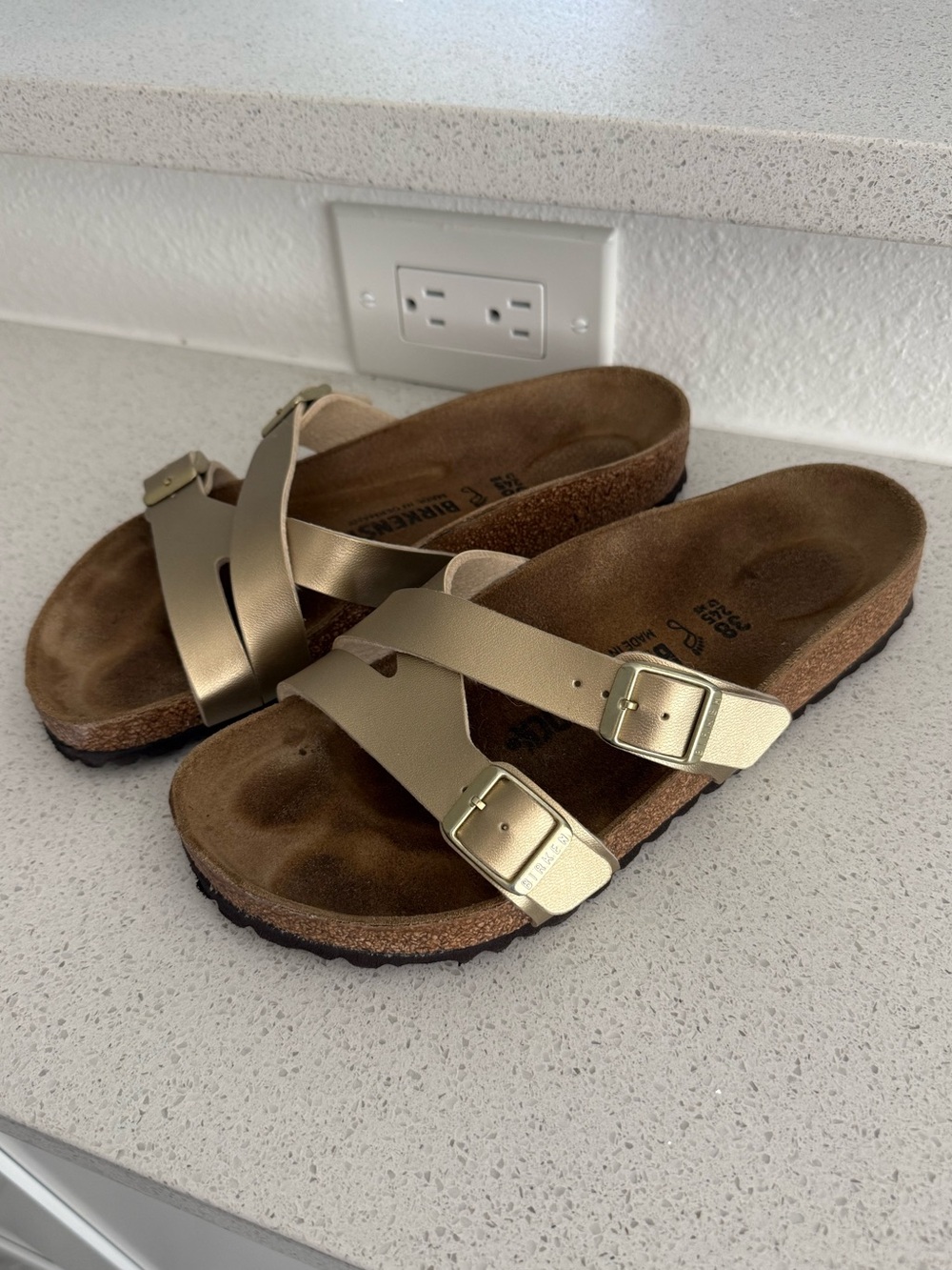 BIRKENSTOCK-Yao Balance-Gold Birko Flor Sandals-Sz 38-Regular Width